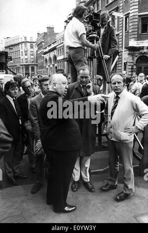 Réalisateur Alfred Hitchcock sur l'ensemble de 'Frenzy' Banque D'Images