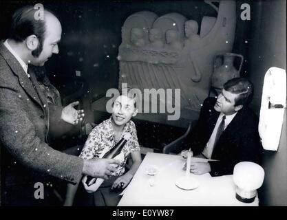 Juillet 07, 1971 - Vin-chambre et d'ensemble du musée est la cave à vin romain, qui a été ouvert récemment dans l'ex-palais Casar à Trèves (vieille ville allemande). Alfons Gracger, l'aubergiste, a ouvert un véritable musée avec d'intéressantes pièces de fouilles, où vous pourrez déguster des vins de qualité. La photo montre l'hôte servant ses invités et expliquant ses ''Museum-trésor. Dans l'arrière-plan d'une reproduction de la célèbre Neumagener Weinschiff (220 A.D. Banque D'Images