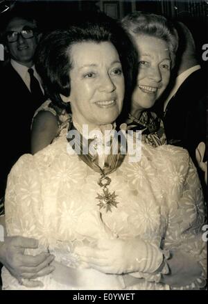 Juillet 20, 1971 - Elle porte la croix de l'Ordre National du Mérite lors d'une réception. Banque D'Images