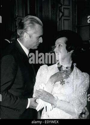 Juillet 20, 1971 - La cantatrice Lily Pons a reçu l'Ordre National du Mérite Croix hier lors d'une réception tenue à l'Hôtel Matignon. Jacques Chaban-Delmas a présenté le prix. Il est vu ici féliciter sa après la présentation. Banque D'Images