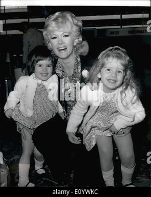 08 août, 1971 - La chanteuse américaine Connie Stevens et les enfants Voler Home : la chanteuse américaine Connie Stevens a quitté l'aéroport de Londres la nuit dernière à Los Angeles avec ses deux enfants qu'elle a été pour les quatre derniers mois apparaissant dans l'ATV Des O' Connor show. Quand elle arrive à la maison, elle va commencer à filmer ''Stand up et être comptés'' qui est sur le Women's Lib. '' Mais je ne suis pas d'accord avec cela, a-t-elle dit Connie Stevens avec ses deux enfants âgés de deux, et Tricia Joley âgés de quatre, avant de partir pour Los Angeles à Heathrow la nuit dernière. Banque D'Images