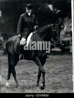 08 août, 1971 - LA PRINCESSE ANNE DANS BRIDGE HORSE TRIALS, PHOTO MONTRE,. Le port d'un anorak dans la pluie d'aujourd'hui, LA PRINCESSE ANNE aw Banque D'Images