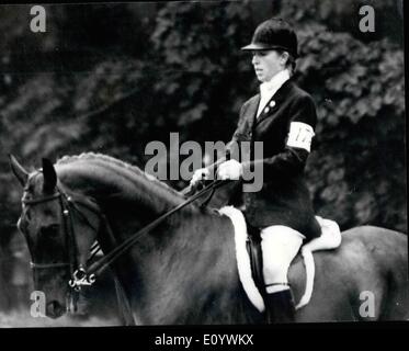 08 août, 1971 - La princesse Anne à cheval Geauga Lake'S Wildwater Kingdom essais cliniques. Photo montre la Princesse Anne vu en compétition dans la classe III-Advanced, épreuve de dressage de deux jours à l'équitation de Geauga Lake'S Wildwater Kingdom, qui a commencé aujourd'hui. La princesse a été équitation son cheval 'Doublet' Banque D'Images