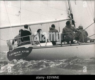 08 août, 1971 - La princesse Anne va la voile à Cowes : Pour la première fois cette semaine à Cowes La princesse Anne a voile avec le Prince Philippe et la Princesse Alexandra a voile avec le Prince Philippe et la Princesse Alexandra, dans un yacht le Prince emprunté. Ils étaient hors course le yacht Yeoman XVII pour un &pound;10 prix. Photo montre la Princesse Anne habillé en noir avec un capuchon lorsqu'elle a la voile avec le Prince à Cowes cet après-midi. Banque D'Images