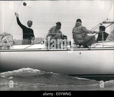 08 août, 1971 - La princesse Anne va la voile à Cowes : Pour la première fois cette semaine à Cowes La princesse Anne est sortie de la voile avec le Prince Philippe et la Princesse Alexandra dans un bateau le Prince emprunté ils étaient hors course le yacht Yeoman XVII pour un &pound;10 prix. La photo montre le duc d'Édimbourg donne une vague tandis que dehors la voile à Cowes aujourd'hui avec la Princesse Anne, à droite dans le yacht Yeoman XVII Banque D'Images