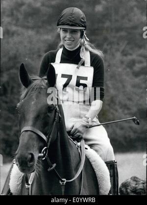 08 août, 1971 - La princesse Anne est de retour dans la Selle encore une fois après sa récente opération : Suite à sa récente opération de la princesse Anne était de retour dans la selle encore une fois lorsqu'elle a participé à l'équitation de pont dans le Kent aujourd'hui. Elle se trouvait son cheval ''Doublet'' : La photo montre un sourire de la princesse Anne est à cheval sur ses chevaux ''Doublet'' en attendant de prendre part à l'événement de ski de fond aujourd'hui. Banque D'Images