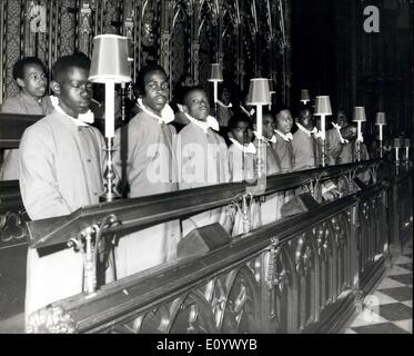 20 août 1971 - La Barbade Choirboys à chanter à l'abbaye de Westminster : photo montre les choristes de cathédrale St Michael Bridgetown, Barbade, photographié hier, à l'extérieur de l'abbaye de Westminster, Londres, où ils seront le chant jusqu'à l'abbaye's choir revient de vacances sur septembre 5. Banque D'Images