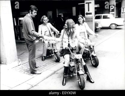 Septembre 01, 1971 - on a appris récemment que certains garages : dans les villes allemandes (ici, à Munich) ont FPME (peu de motos, pour lesquels aucun permis de conduire n'est requis) pour la location. Depuis cette période, les véhicules sont en location. De nombreuses personnes préfèrent utiliser le vélo pour la circulation urbaine et de laisser leur voiture à la maison. Un autre avantage est que vous trouverez toujours une place de parking pour et les louer pour 24 heures est seulement DM 8 très bon marché, si l'on considère, que vous avez à payer 10 DM pour le stationnement de votre voiture mauvais temps. Banque D'Images