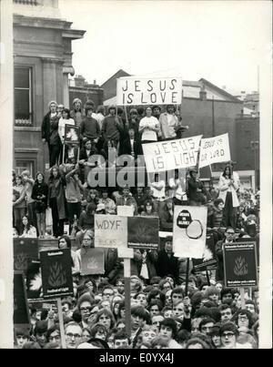 Septembre 09, 1971 - Fête des Lumières rassemblement à Trafalgar Square : des milliers de personnes se sont rassemblées à Trafalgar Square aujourd'hui pour la Fête des Lumières Rally, où une demande de réforme des lois sur la censure et la protestation contre la pollution ''morale'' a été faite. Photo : porte-bannière jeunes utiliser la fontaine à Trafalgar Square comme un point d'observation durant le rallye aujourd'hui. Banque D'Images