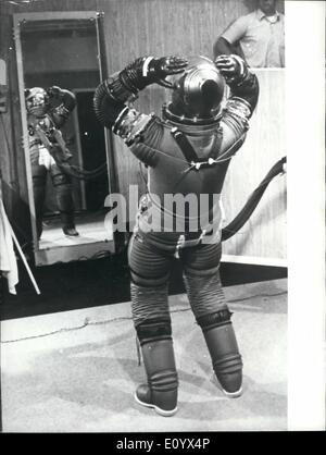 Septembre 09, 1971 - Oui, je crois qu'il me convient ; l'astronaute Charles M. Duc Jr, le pilote du module lunaire de l'Agence nationale de l'aéronautique et Banque D'Images