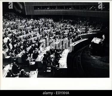 Au 28 septembre 1971 - Ministres des affaires étrangères de la Suède, la France, l'Union soviétique et la République démocratique du Congo parole dans l'Assemblée générale débat général. Organisation des Nations Unies, New York, le 28 septembre 1971. L'Assemblée générale a poursuivi ce matin son débat général en entendant des déclarations des ministres des affaires étrangères de la Suède, la France, l'Union soviétique et la République démocratique du Congo. Andrei A. Gromyko, ministre des affaires étrangères de l'Union soviétique, s'adressant à l'Assemblée. Banque D'Images