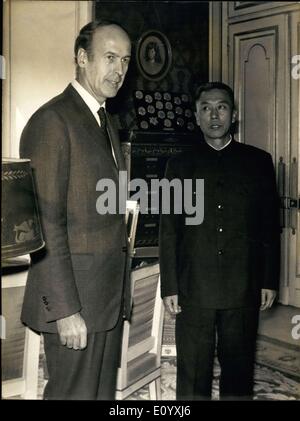 01 octobre 1971 - Le ministre des Finances et de l'économie, Valery Giscard d'Estaing s'est entretenu avec la délégation du gouvernement chinois ce matin qui sont en ce moment à Paris sous le commandement du Pai Hsiang Kuo. Ministre du Commerce extérieur de la Chine Pai Kuo Hsiang (droite) est photographié avec Valéry Giscard d'Estaing. Banque D'Images