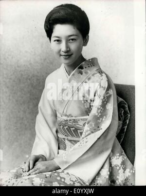 05 octobre, 1971 - Hirohito à abdiquer l'empereur Hirohito du Japon, qui est de 70 ans, envisage d'abdiquer en faveur de son fils de 37 ans Prince héritier Akihito. On croit qu'il a dit à son gouvernement qu'il aimerait quitter le pouvoir en 1972, probablement après l'empereur de sa visite d'État de Washington. Photo montre :- la princesse Michiko l'épouse du prince héritier Akihito. Banque D'Images