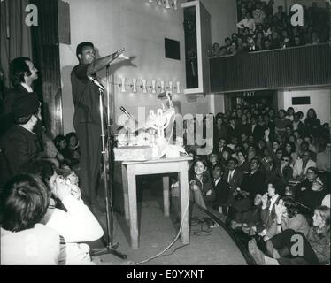 10 octobre 1971 - Muhammad Ali parle à la London School of Economics. Photo montre Muhammad Ali, ancien champion du monde des poids lourds, en soulignant un point avec un droit tout droit tout en parlant à des étudiants à une question - et l'heure du déjeuner - réunion répondre à la London School of Economics hier, organisé par l L S E's La Société Islamique. Banque D'Images