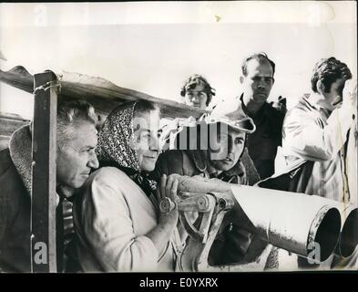 10 octobre 1971 - Mme Meir à l'avant. photo montre le premier ministre d'Israël, Mme Golda Meir étudie le paysage syrien d'un poste d'observation dans les hauteurs du Golan occupé au cours de sa tournée de la frontière nord d'Israël. Sur la gauche est son chef de cabinet, le Lieutenant-général Haim Bar-Lev. Banque D'Images