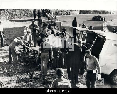 25 octobre 1971 - Jo Siffert tués à Brands Hatch. : Le célèbre pilote automobile Suisse Jo Siffert, 35 ans, a été tué lorsque son B.R.M. obliqué à l'extérieur de la piste à 140 mph à Brands Hatch, hier et s'enflammer. La course, le Grand Prix de la Victoire en l'honneur du champion du monde Jackie Stewart - a été annulée. La photo montre la foule entourent la voiture incendiée de Jo Siffert à Brands Hatch, hier. Banque D'Images