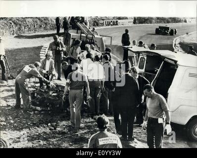 25 octobre 1971 - Jo Siffert tués à Brands Hatch : Le célèbre pilote automobile Suisse Jo Siffert, 35 ans, a été tué lorsque son B.R.M. obliqué à l'extérieur de la piste à 140 mph à Brands Hatch, hier et s'enflammer. La course, le Grand Prix de la victoire en l'honneur du Champion du monde Jackie Stewart - a été annulée. Photo montre : foules entourent la voiture incendiée de Jo Siffert à Brands Hatch, hier. Banque D'Images