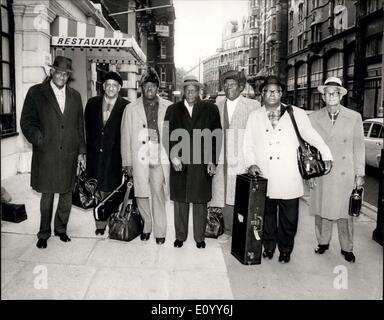 Le 10 novembre 1971 - Jazz Band pour fin de semaine. Kid Thomas et son groupe Preservation Hall Band, est arrivée à Londres cet après-midi de se présenter à la nouvelle Victoria au début de la semaine de jazz le vendredi, où des bandes de l'Amérique sera à l'affiche. Photo : Keystone montre- Kid Thomas (centre) et le Preservation Hall Band, lorsqu'ils sont arrivés à Londres aujourd'hui. Banque D'Images