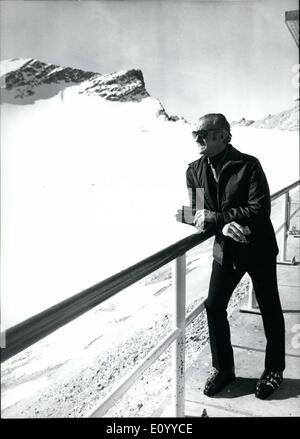 11 novembre 1971 - David Niven sur le dessus de son et en haut de la plus haute montagne d''Allemagne : dans un nouveau film tourné en étant secrétaire Munich, David Niven co-stars avec Gina Lollobrigida. Au cours d'une brève pause David Niven admire le panorama à couper le souffle sur le sommet de la ''Losaich'' - de l'Allemagne plus mountaion 15000 ft. Banque D'Images