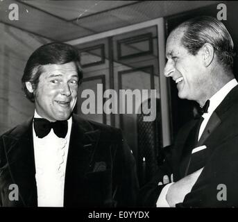 11 novembre 1971 - Le duc d'Édimbourg rencontre le 'Saint'. La photo montre l'acteur Britannique Roger Moore (à gauche), star de la série TV ''Le Saint'' partage une blague avec le duc d'Édimbourg au Savoy Hotel, Londres,dans l'aide de la variété Club de Grande-Bretagne l'enfance pour les enfants handicapés une le Prix du duc d'Édimbourg. Banque D'Images