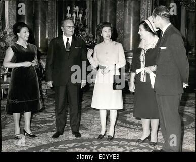 11 novembre 1971 - Le Président Tito au Palace : Sa Majesté la Reine Elizabeth II (troisième de droite) fait un geste amusant avec sa main droite alors qu'elle et le Prince Philip (extrême droite) a officiellement salue le président de la Yougoslavie Le Président Tito et son épouse (deuxième à droite) à Buckingham Palace, Londres, aujourd'hui. À la recherche sur (à l'extrême gauche) est la princesse Margaret. Le Président et Madame Tito déjeuné en tant qu'invités de la Reine et son mari. Ils sont arrivés par hélicoptère hel - la première fois qu'un chef d'état étaient arrivés à l'Palace par 'copter' Banque D'Images