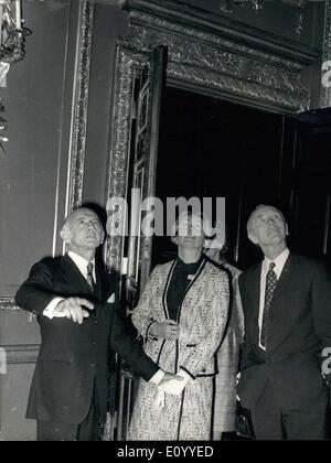 11 novembre 1971 - Le Premier ministre australien, et épouse le déjeuner avec Sir Alec Douglas-Home. : Le Premier ministre australien, M. William McMahon et sa femme, Sonia, aujourd'hui déjeuné avec le Ministre des affaires étrangères de la Grande-Bretagne. Sir Alec Douglas-Home, au Marlborough House. Photo montre Sir Alec Douglas-Home (à droite). Sur la photo avec le Premier Ministre australien, M. William McMahon et sa femme, Sonia, admirant le plafond de Marlborough House d'aujourd'hui. Banque D'Images