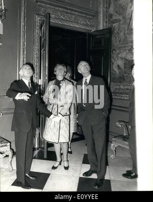 11 novembre 1971 - Le Premier ministre australien, et épouse le Déjeuner avec Sir Alec Douglas Home:l'Australie Premier ministre, M.William McMahon et sa femme, Sonia, aujourd'hui déjeuné avec le Ministre des affaires étrangères, Sir Alec Douglas Home, au Marlborough House. Photo montre Sir Alec Douglas Home (à droite), avec le Premier Ministre australien, M. William McMahon et sa femme, Sonia, admirant l'appelant de Marlborough House d'aujourd'hui. Banque D'Images