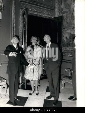 11 novembre 1971 - Le Premier ministre australien, et épouse le Déjeuner avec Sir Alec Douglas Home:l'Australie Premier ministre, M.William McMahon et sa femme, Sonia, aujourd'hui déjeune avec Feoeign la secrétaire, Sir Alec Douglas Home, au Marlborough House. Photo montre Sir Alec Douglas Home (à droite), Pirctured avec le Premier Ministre australien, M. William Momahon et sa femme, Sonia, admirant l'appelant de Marlborough House d'aujourd'hui. Banque D'Images