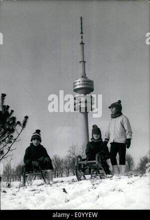 11 novembre 1971 - Jeux Olympiques de Munich prête pour les sports d'hiver ! : Bien que les jeux olympiques winte commencer dans quelques semaines à Saporo, Japon, certains enfants Munich utiliser le site où les stades sont actuellement en construction pour l'ouverture des jeux en août 1972 pour leurs propres compétitions de sport d'hiver ! Profiter de cette année, les premières neiges (19 novembre) le boboggans ont été retirés de la mite-boules. (Dans le contexte des Jeux olympiques d'émetteur de télévision. Banque D'Images