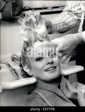 11 novembre 1971 - Hair-Do pour l'investiture : Miss Monde Miss Monde, à l'investiture s'est aujourd'hui à André Bernard's salon de coiffure, Mount Street, pour les cheveux-do est en préparation pour le concours de demain soir. Photo montre Miss Royaume-uni (Marilyn Ann Ward) a un shampooing aujourd'hui lors de cette coupe de cheveux. Banque D'Images