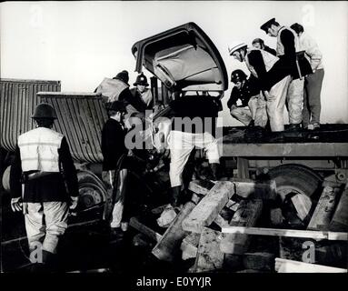 30 novembre 1971 - sept tués à M.I.CRASH DE BROUILLARD. Sept personnes sont mortes et 45 ont été blessés hier que 70 camions et voitures dans l'autre dans le pire accident multiples sur le M.I.C'était causé par le brouillard qu'effacé et puis soudainement retourné à un étirement ensoleillée près de Luton. Banque D'Images