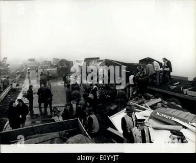 30 novembre 1971 - Sept tués dans M. 1. Crash de brouillard : sept personnes sont mortes et 45 ont été blessés hier que 70 camions et voitures dans l'autre dans le pire accident multiples sur le M.1. Il a été causé par le brouillard qu'effacé et puis soudainement retourné à s'étirer au soleil près de Luton. Photo montre les sauveteurs sur les lieux de l'accident de multiples sur la M.1. hier. Banque D'Images