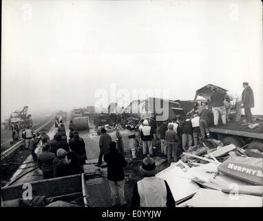 30 novembre 1971 - Sept tués dans M. I. le brouillard Crash : sept personnes sont mortes et 45 ont été blessés hier que 70 camions et voitures dans l'autre dans le pire accident multiples sur le M.I. Il a été causé par le brouillard qu'effacé et puis soudainement retourné à s'étirer au soleil près de Luton. Photo montre les sauveteurs sur les lieux de l'accident de multiples sur le M.I. hier. Banque D'Images