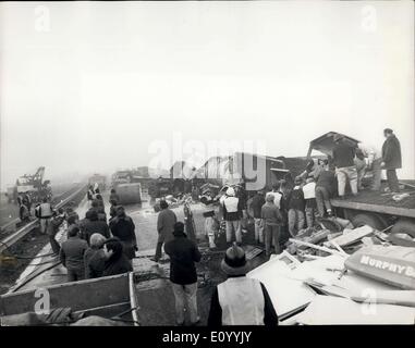 30 novembre 1971 - Sept tués dans M. I. le brouillard Crash : sept personnes sont mortes et 45 ont été blessés hier que 70 camions et voitures dans l'autre dans le pire accident multiples sur le M.I. Il a été causé par le brouillard qu'effacé et puis soudainement retourné à s'étirer au soleil près de Luton. Photo montre les sauveteurs sur les lieux de l'accident de multiples sur le M.I. hier. Banque D'Images