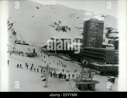 Le 12 décembre 1971 - Prêts pour la saison de ski : photo montre un aspect de l'un des plus grands et modernes de l'hôtel station d'hiver à la montagne couverte de neige dans les Alpes françaises à la pagne. L'un des plus récents ajouts à Alphine stations d'hiver. Banque D'Images