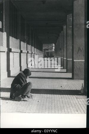 12 déc., 1971 - ''Uruguay-Montevideo'' de Cantegril bidonvilles ''Fatigué de devenir fou avec la faim à la maison, j'ai anéanti à ces rues pavées ici, j'étais un peu de tout : soldat, ''peon'', Mason, chômeurs et vivent aujourd'hui dans la ''' Cantegril Banque D'Images