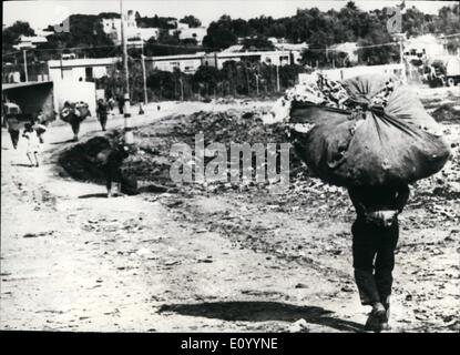 12 déc., 1971 - ''Uruguay-Montevideo'' de Cantegril slums : ''Ce n'est pas dit juste pour se plaindre mais, mon ami, si vous appuyez sur moi je vais vous dire je n'aime pas ramasser les ordures. Banque D'Images