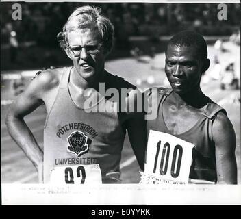 Le 12 décembre 1971 - Les athlètes noirs et blancs en Afrique du Sud, première réunion d'athlétisme multinationale. En photo ensemble après la course de 10 000 mètres, qui s'est tenue récemment à Cape Town Afrique du Sud au cours de la première réunion nationale d'athlétisme. sont Andries Krogman (à gauche), le gagnant, et Johannes Metsing qui était deuxième - à la fois d'Afrique du Sud. Banque D'Images