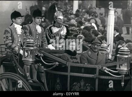 12 déc., 1971 - Le Roi d'Afghanistan ici lors d'une visite d'État : Le Roi Muhammad Zahir de l'Afghanistan aujourd'hui arrivé à Londres hier, accompagné de sa fille, la Princesse Bilquis, une visite d'état de voyager avec son mari. Photo montre la reine Elizabeth II et le Roi Mohammad Zahir Shah, Roi d'Afghanistan, comme ils l'ont conduit jusqu'au centre commercial sur le chemin de Buckingham Palace à partir de la gare de Victoria hier. Banque D'Images