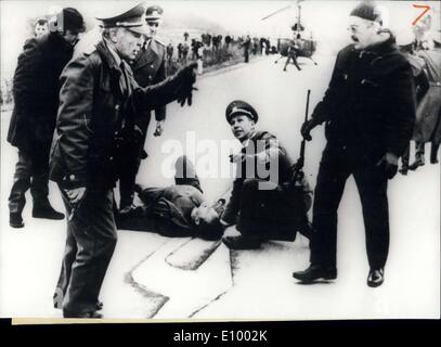 30 décembre 1971 - vol de banque à Cologne : après le big recherchez pour les trois gangster qui a privé une succursale de la Deutsche Bank à Cologne le 27 décembre, il est venu à une fin dramatique hier. Après les voleurs - qui s'est enfui avec DM 300,000 (100,000 $) - s'étaient cachés dans un bois à la frontière allemande près de Searbrucken Français - ils ont d'abord vu par un hélicoptère de la police le 29 décembre. Après la police a encerclé l'ensemble de la zone il s'agit d'une confrontation entre eux et les gangsters Banque D'Images