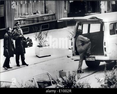 30 décembre 1971 - vol de banque à Cologne : trois hommes armés ont dévalisé une banque à Cologne le lundi de ?35 000 et, avec deux hauts fonctionnaires de police en otages, a décollé en direction de la frontière française à Saaabrucken. Après qu'ils ont libéré leurs otages dans une forêt d'une grande chasse à l'homme pour les raiders ont commencé et, hier, les trois hommes ont été capturés dans un village de La Sarre, après le rinleader a été grièvement blessé par la police Banque D'Images