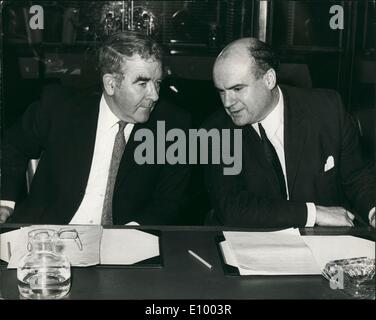 01 janvier 1972 - Grève du charbon : Syndicat National des Mineurs' conférence de presse. L'Union nationale des mineurs a tenu aujourd'hui une conférence de presse au siège de Euston Road, Londres. Photo montre (de gauche à droite) M. Joe Gormley, président de l'Union nationale des mineurs, et M. Lawrence Daly, le secrétaire général du num -, que l'on voit aujourd'hui lors de cette conférence de presse. Banque D'Images