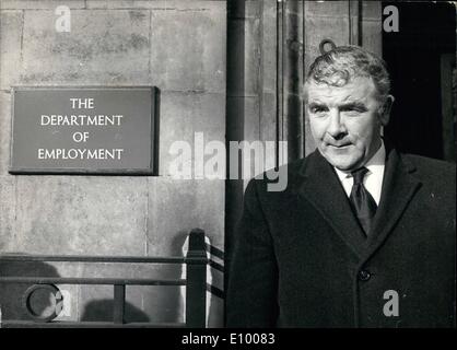 01 janvier 1972 - Mineurs Chefs de l'Union européenne dans les négociations avec le ministre de l'emploi : Le syndicat des mineurs chiefs, a appelé aujourd'hui le ministre de l'emploi, M. Robert Carr pour les discussions sur la grève du charbon, maintenant dans sa 12e journée. Plus tard aujourd'hui M. Carr rencontrera les membres de la Coal Board. Photo montre M. Joe Gormley, Président de l'Union Nationale des mineurs, laissant le ministère de l'emploi, St James's Square, après la réunion d'aujourd'hui. Banque D'Images