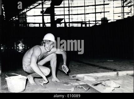 01 janvier 1972 - Lutz pose de carrelage dans la Stoklasa Stade olympique de Munich : les 22 ans, étudiant en médecine à Munich, Lutz Stoklasa, membre de la sports club Wacker-Burghausen SV, 11 fois Champion d'Allemagne de l'ouest dans la région de Delphine natation, participant à deux championnats d'Europe et 7e au 100 mètres Delphine natation aux Jeux olympiques 1968, au Mexique, est d'aider les travailleurs à la tuile nager sur le stade de Munich pour les Jeux Olympiques d'Eté 1972 (qui commencent le 26 août) Banque D'Images