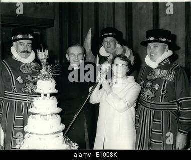 01 janvier 1972 - H.M aumônier à la Tour de Londres jeudi 28 novembre 2013 : l'on croit être le premier H.M Chaplin d'être mariés alors qu'en charge depuis la Tour de Londres fut construite la Rév. John G Nicholls s'est marié aujourd'hui à Mlle Dorothy, ami de Carlton, Notingham, au cours de la cérémonie qui a eu lieu dans la Chapelle Royale Saint Pierre Annonce Vinculs, à l'intérieur de la Tour de Londres. Photo montre regardé par des gardiens Yeoman de la Tour de Londres, le révérend John G. Nicholls et son épouse Dorothy couper le gâteau de mariage à la réception tenue à l'hôtel de boulangers à proximité. Banque D'Images