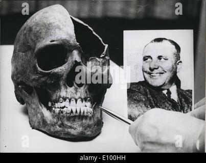 02 février 1972 - Nouvelle trace dans le cas de ''Reichsleiter'' martian Bormann ? : deux os, un crâne et cuisse supérieure ont été trouvés dans les fouilles à Berlin, Livourne,. À cet endroit, Martin Bormann le ''Substitute'' d'Adolf Hitler est dit d'être tué sur son vol 1945.Le ministère public de Francfort a envoyé le dentaire moule des dirigeants nazis à Berlin. La photo montre le crâne avec les dents bien conservée, et une photo de la ''Reichslioter» Banque D'Images