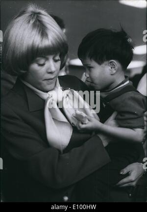 02 février 1972 - Photo montre un petit garçon est donné un sandwich par un steward Banque D'Images