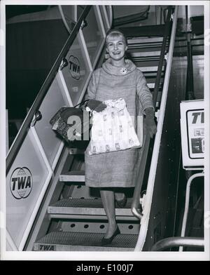 02 février 1972 - L'Aéroport International de New York, Nov, 5,1961..écran primé star Joanne Woodward arrive en ville via TWA Superjet de Los Angeles pour la première de son dernier film dans lequel elle co-stars avec son mari Paul Newman. Banque D'Images