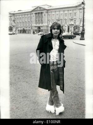 02 février 1972 - America's Newest Superstar - David Cassidy, à Londres : actuellement en train de faire sa première visite en Grande-Bretagne est le plus récent américain Superstar - 21-year-old singer-acteur David Cassidy. Étoile de ''La Famille Partridge'', série télévisée qui en est maintenant à sa deuxième année en Amérique, aujourd'hui, David est allé sur une visite de la ville de Londres. Photo montre David Cassidy sur la photo à l'extérieur de Buckingham Palace aujourd'hui. Banque D'Images