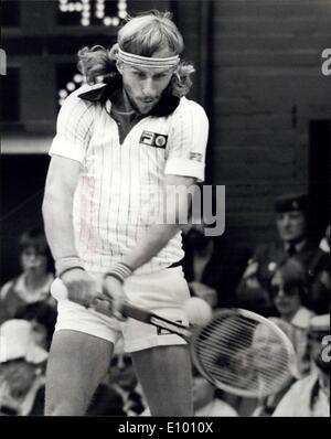 09 février 1972 - Bjorn Borg remporte Wimbledon pour la quatrième fois consécutive. Aujourd'hui sur le Court Central de Wimbledon, Bjorn Borg de la Suède, a remporté le titre unique pour hommes pour la quatrième fois de suite lorsque l'American battre Roscoe Tanner dans cinq ensembles. Photo montre : Bjorn Borg vu en action contre Roscoe Tanner sur le Court central. Banque D'Images